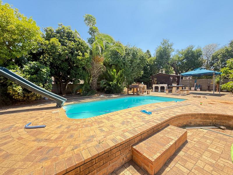 4 Bedroom Property for Sale in Bergzicht Western Cape